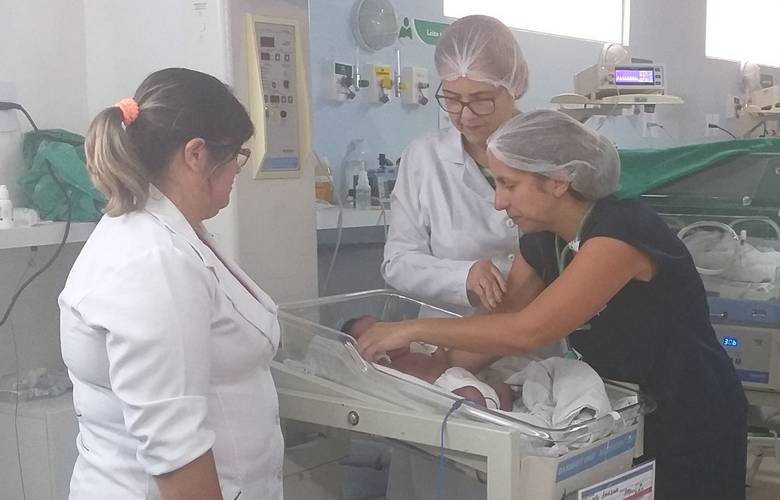 Bebê abandonado no lixo recebe alta e vai para abrigo