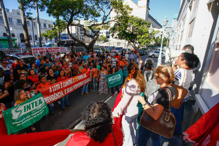 Servidores estaduais fizeram um protesto em frente ao prédio da ALE para pressionar os deputados contra a reforma